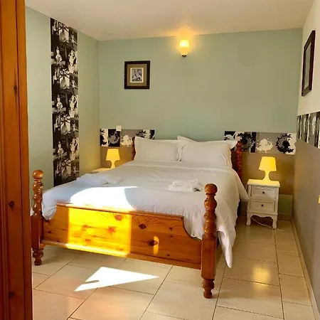 Rez De Piscine, 10 Personnes - Rêve De Papillon Et à L'étage, 5 Personnes - Nid D'étoiles, Il S'agit Bien De Deux Individuels Qui Sont Reliés Par Un Escalier Interne, Permet A Grande Famille De Louer Les Deux Saint-Géry