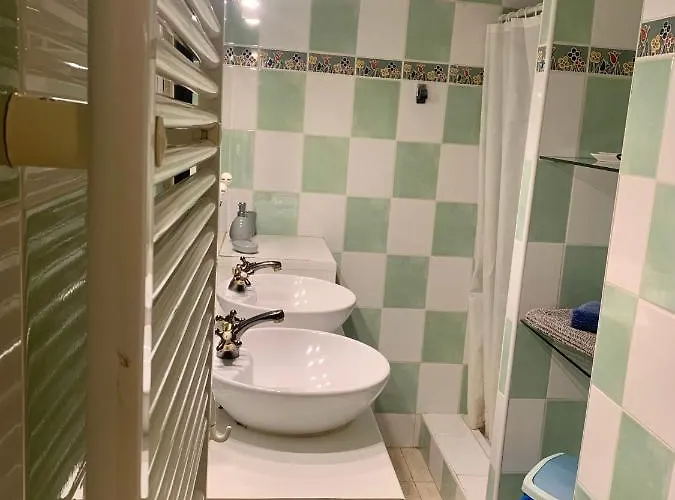 Rez De Piscine, 10 Personnes - Reve De Papillon Et A L'etage, 5 Personnes - Nid D'etoiles, Il S'agit Bien De Deux Individuels Qui Sont Relies Par Un Escalier Interne, Permet A Grande Famille De Louer Les Deux Апартаменты